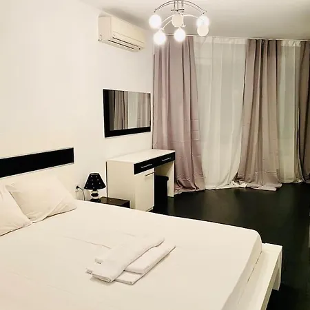 Black & White Style In A Great Location! 소피아