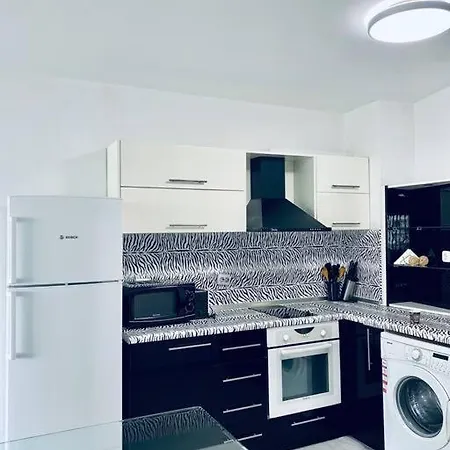 Black & White Style In A Great Location! Apartmán *